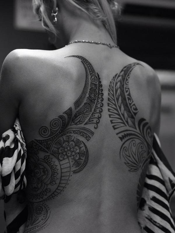 Juoda ir pilka genties tatuiruotė ant nugaros moterims