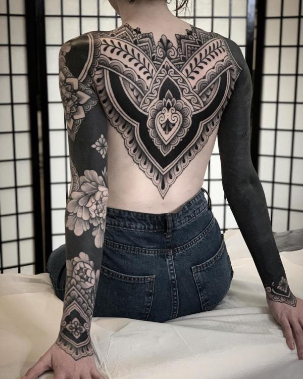 „Blackwork“ tatuiruotė rankovėmis ir nugara