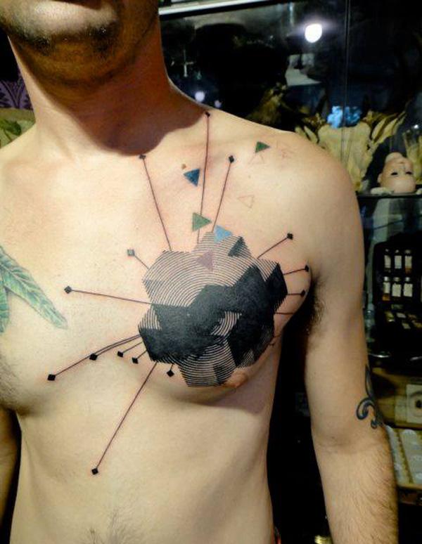 tvirta geometrinio rašto tatuiruotė ant krūtinės