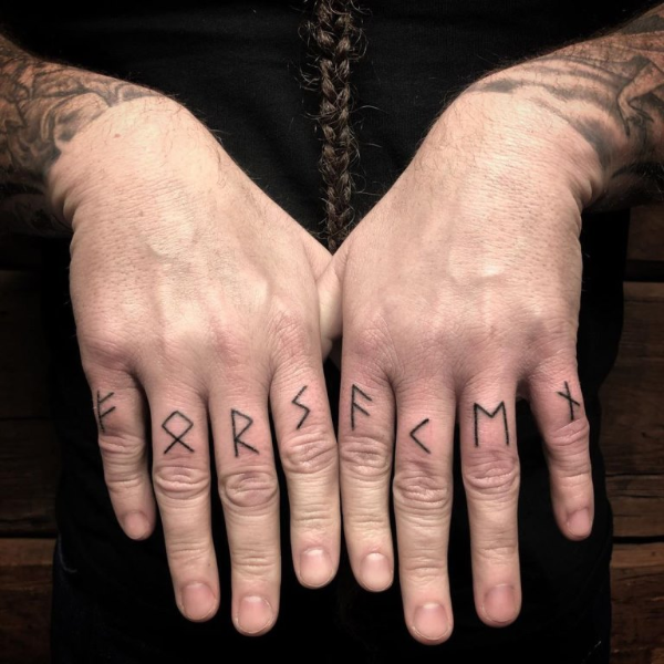 Trendy v tetování 2020 - tetování na všech prstech