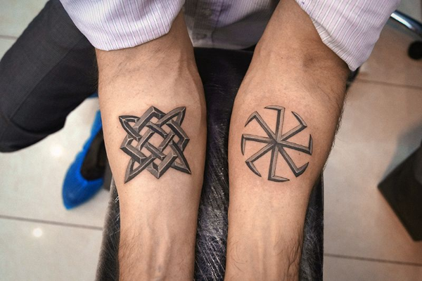 Trendy v tetování 2020 - dvě různé ruce