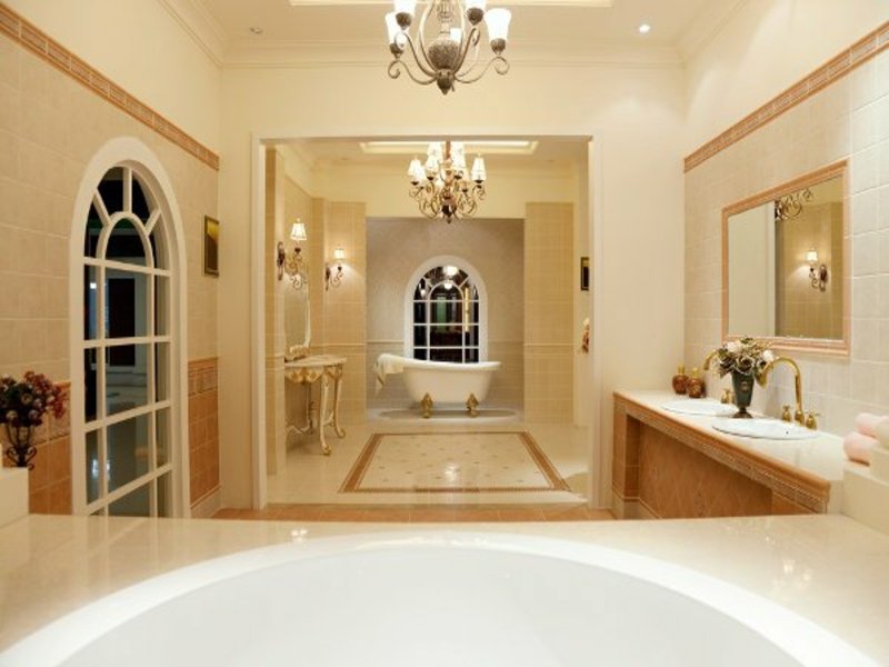 to luksuriøse lysekroner på badet
