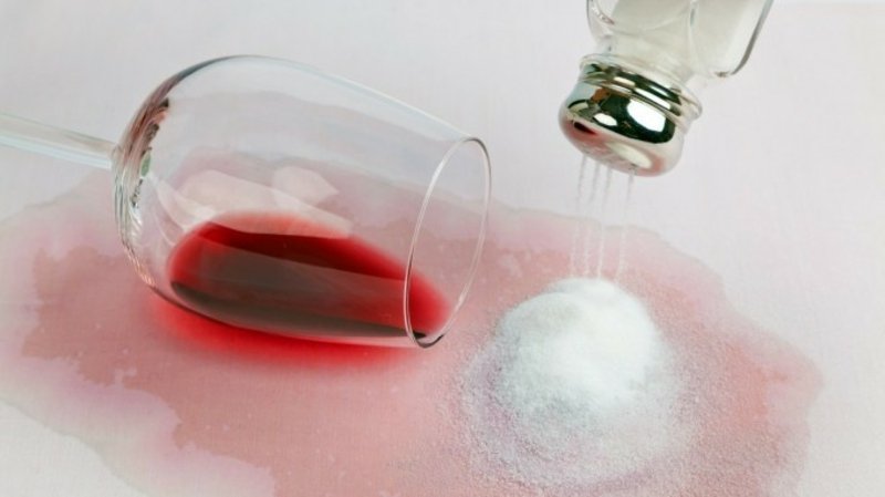 Αφαιρέστε τους λεκέδες από κόκκινο κρασί με αλάτι