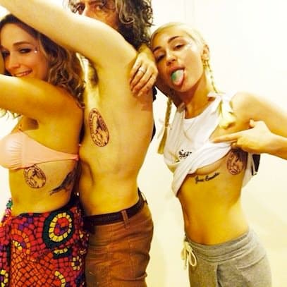 Miley ve arkadaşları eşleşen dövmeler yaptırıyor