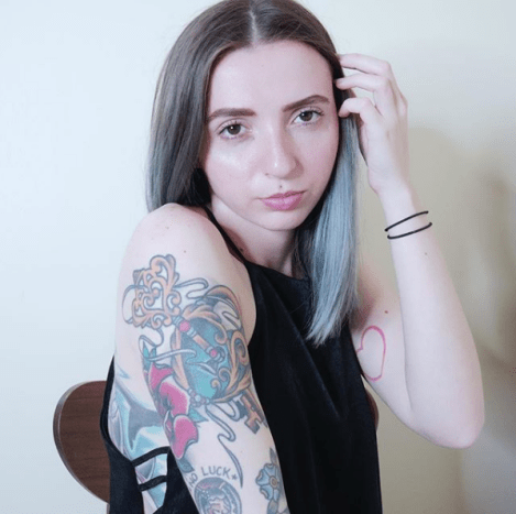 Susipažinkite su „QCKND“, „YouTuber“, kuris sukūrė dabar virusinę tatuiruotės žymą.