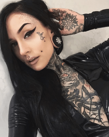 Susipažinkite su gerai žinomu tatuiruočių modeliu, kolekcionieriumi ir „YouTuber“ Monami Frost. Dėl savo egzotiško ir jaudinančio grožio ji sulaukė didžiulio sekimo socialiniuose tinkluose ir nuo to laiko leido gerbėjams ją pažinti socialiniuose tinkluose.