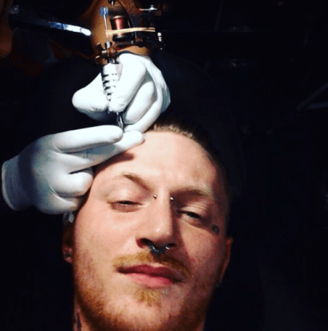 vyras pasidarė galvos tatuiruotę