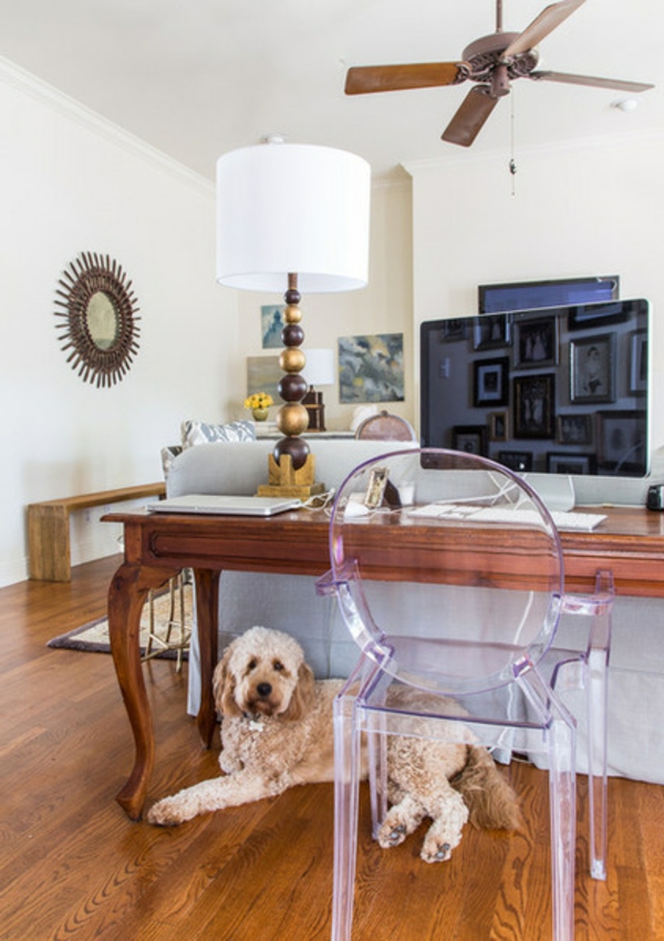 Skvělá výzdoba obývacího pokoje psí židle skleněná stolní lampa počítač