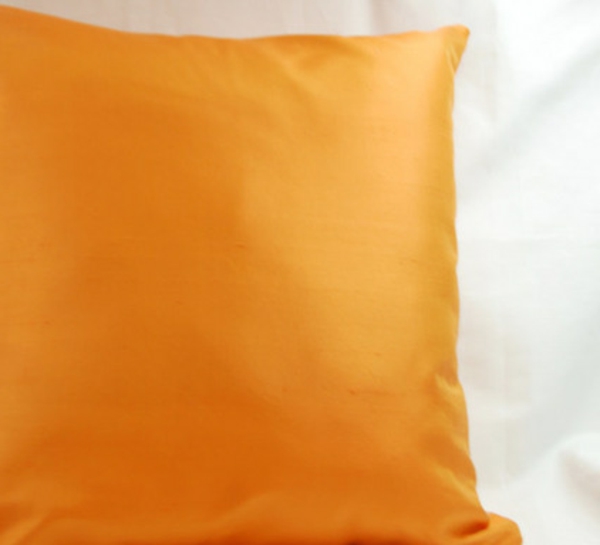 Skvělý dekor oranžových polštářů do obývacího pokoje