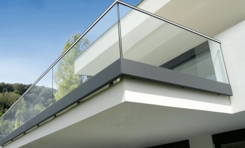 Balkonový obklad ze skla moderního vzhledu