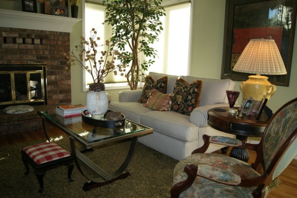 Velký interiérový obývací pokoj gauč lampa židle stůl