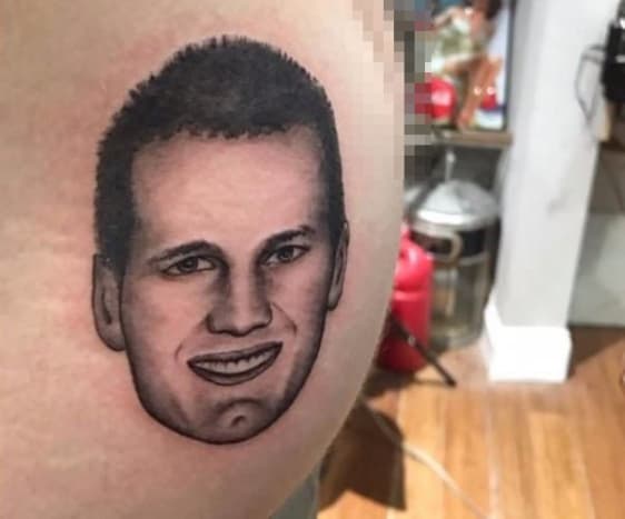 (Baigta Tomo Brady portreto tatuiruotė ant kliento užpakalio. Nuotrauka: Boston Barber & Tattoo Co.) „Jis tuo didžiavosi ir parodė,