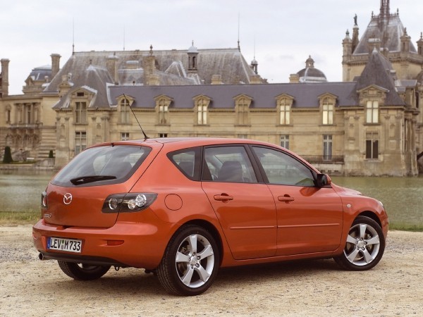 Top 5 nejlepších aut pro začínající řidiče Mazda 3 v oranžové barvě