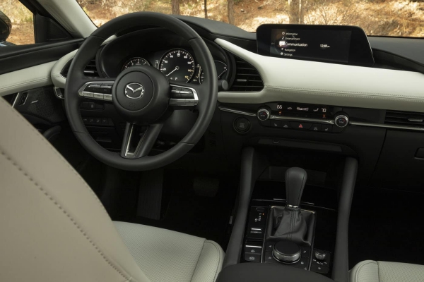 5 nejlepších aut pro začínající řidiče Mazda 3 Interieur