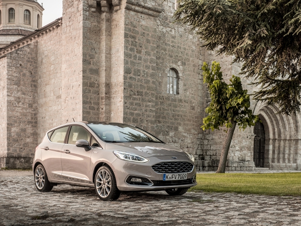 5 nejlepších aut pro začínající řidiče ford fiesta ve stříbrné barvě