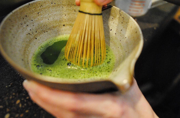 Tradisjonell Matcha -tilberedning - tips for den perfekte kopp grønn te Rør matcha -te ordentlig