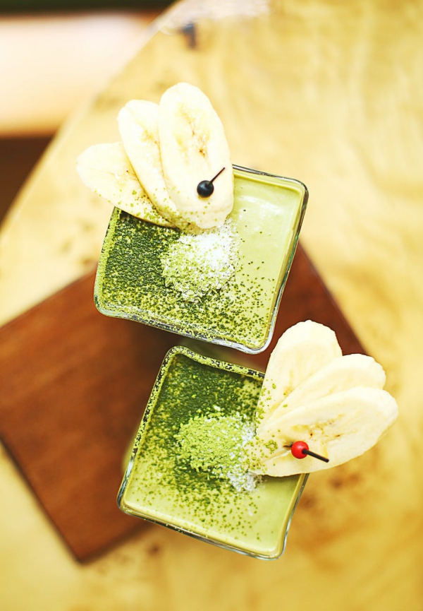 Tradisjonell Matcha -tilberedning - tips for den perfekte koppen grønn te matcha banansmoothie