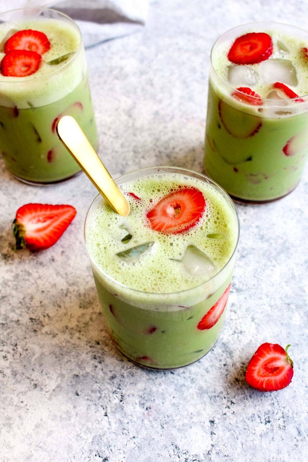 Tradisjonell Matcha -tilberedning - tips for den perfekte koppen matcha latte med grønn te med is og jordbær
