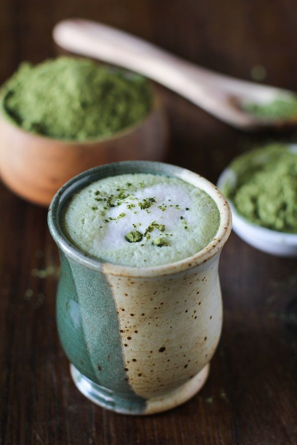 Tradisjonell Matcha -tilberedning - tips for en perfekt kopp grønn te matcha latte med melk