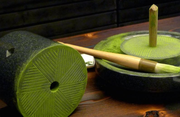 Tradisjonell Matcha -tilberedning - tips for den perfekte kopp grønn te Grind matcha ifølge tradisjonen