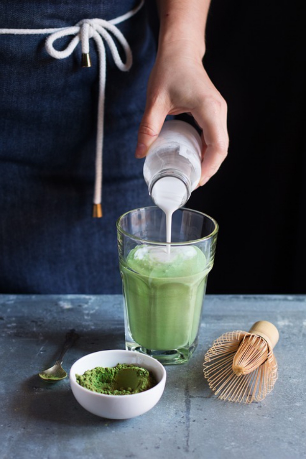 Tradisjonell Matcha -tilberedning - tips for en perfekt kopp grønn te matcha latte med moderne helmelk