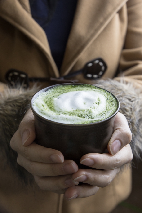 Tradisjonell Matcha -tilberedning - tips for den perfekte kopp grønn te grønn matcha latte -te med krem