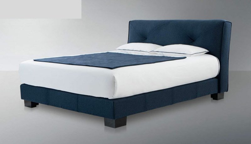 treca-postele-modrá