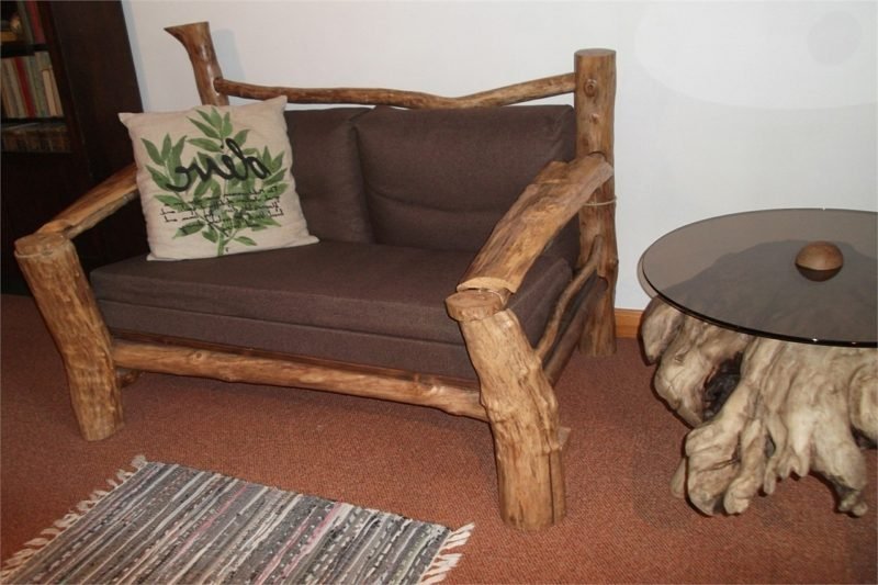 άνετος καναπές από παρασυρόμενο ξύλο