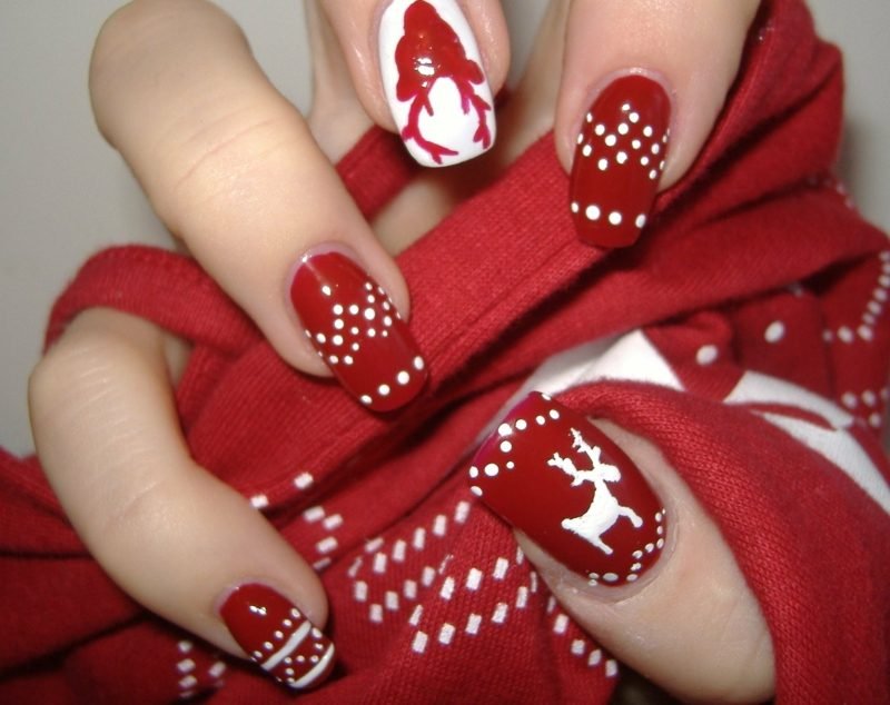 Červený design nehtů na Vánoce