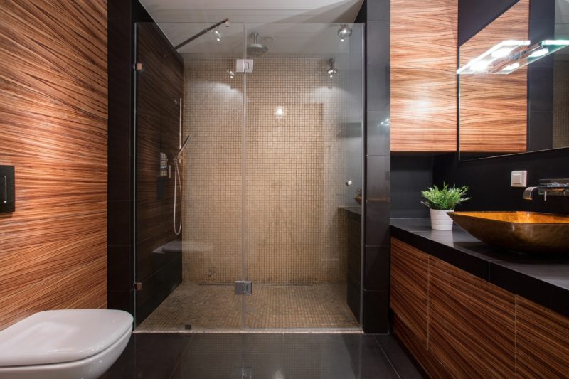 moderní koupelna černá stěna obklady dřevěná základní skříň