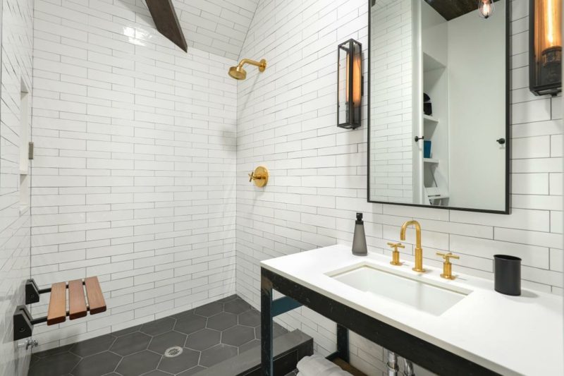 moderní koupelna bílé obklady stěn šedá dlažba