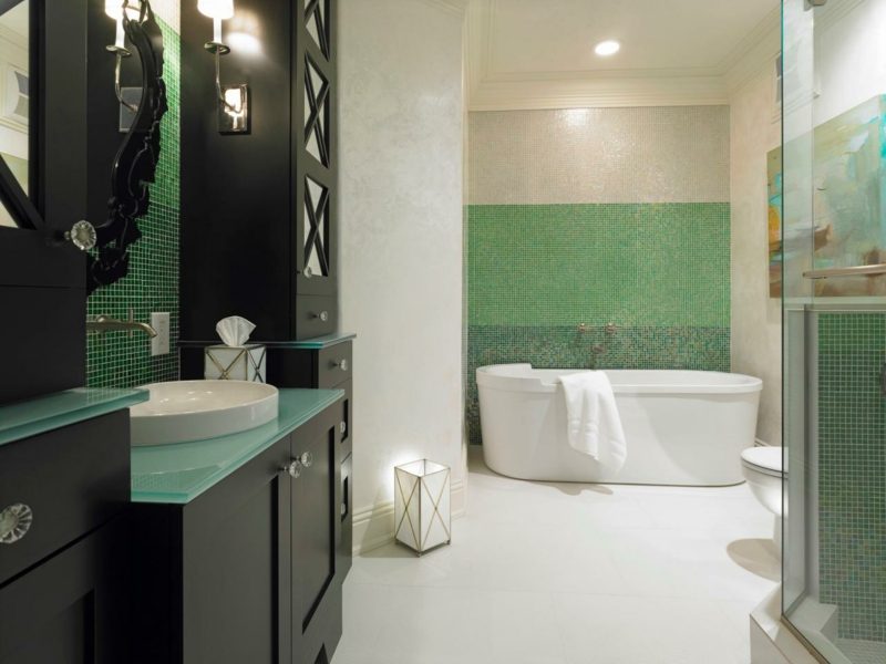 zařizování moderní koupelnové vany antracitový nábytkový set