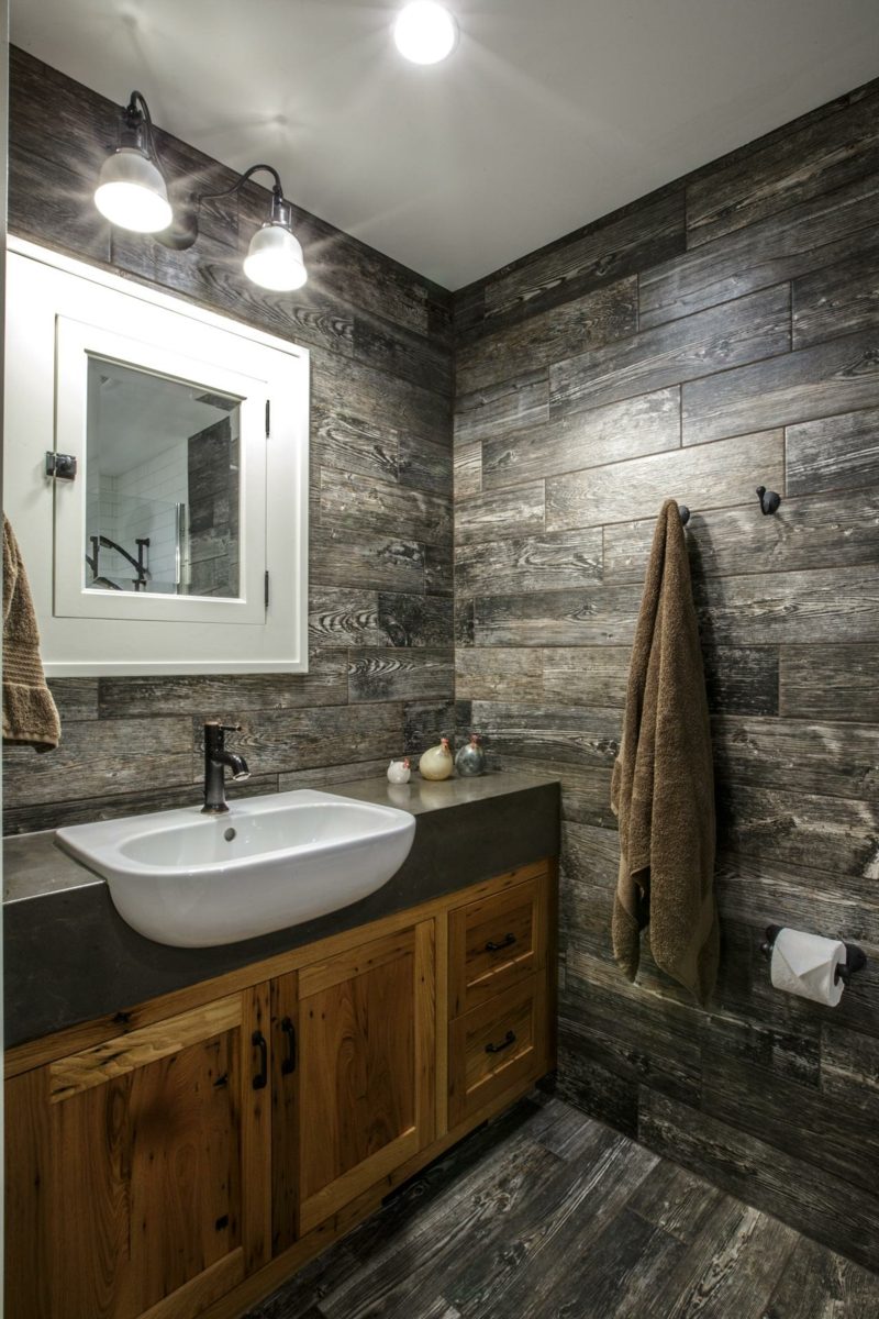 moderní koupelnové obklady ve dřevěném vzhledu