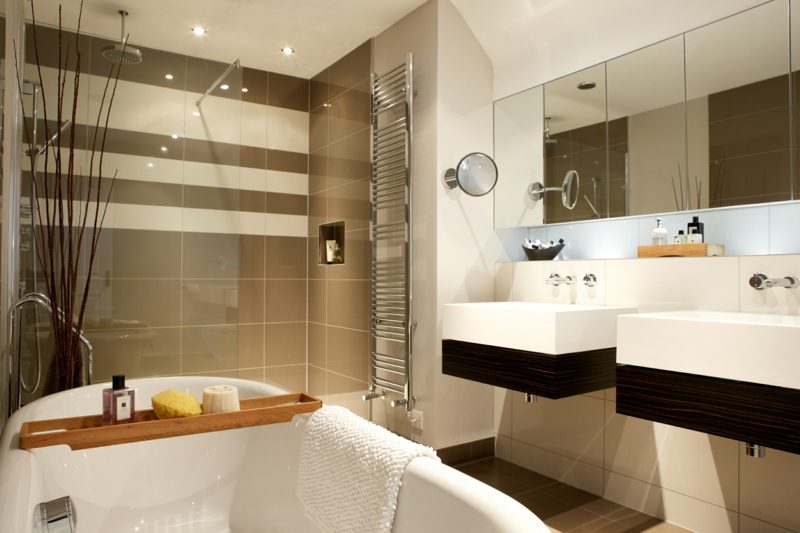 design koupelny s vestavěnou sprchou