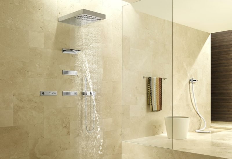 světlá koupelna s moderním sprchovým koutem