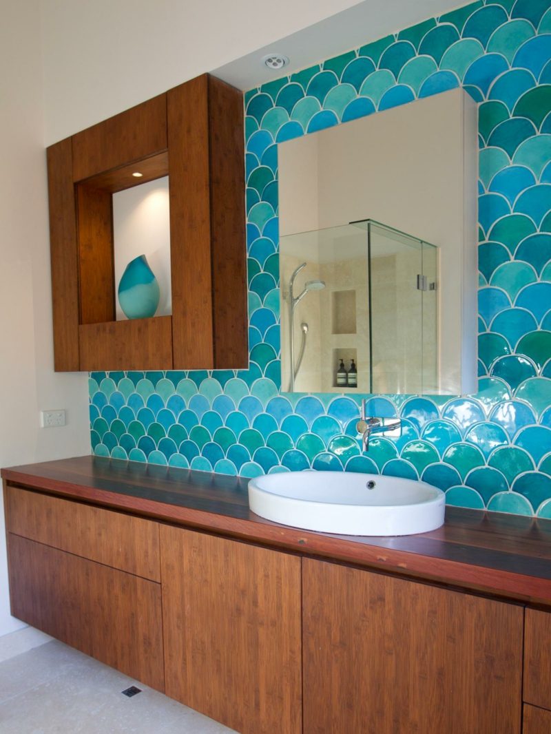 moderní design koupelny modré dlaždice