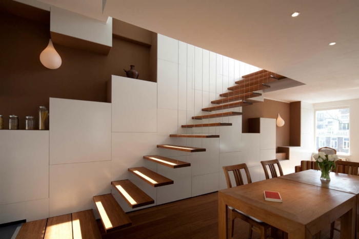 å designe en leilighet med møbler for en trapp