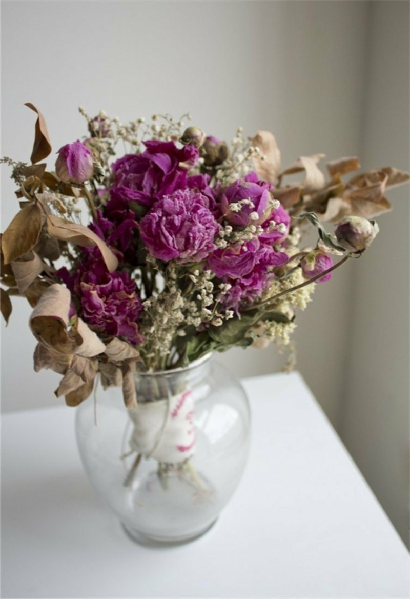 Skleněná váza na suché kytice krásně elegantní