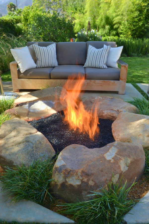 Ekologický zahradní design ohniště kámen