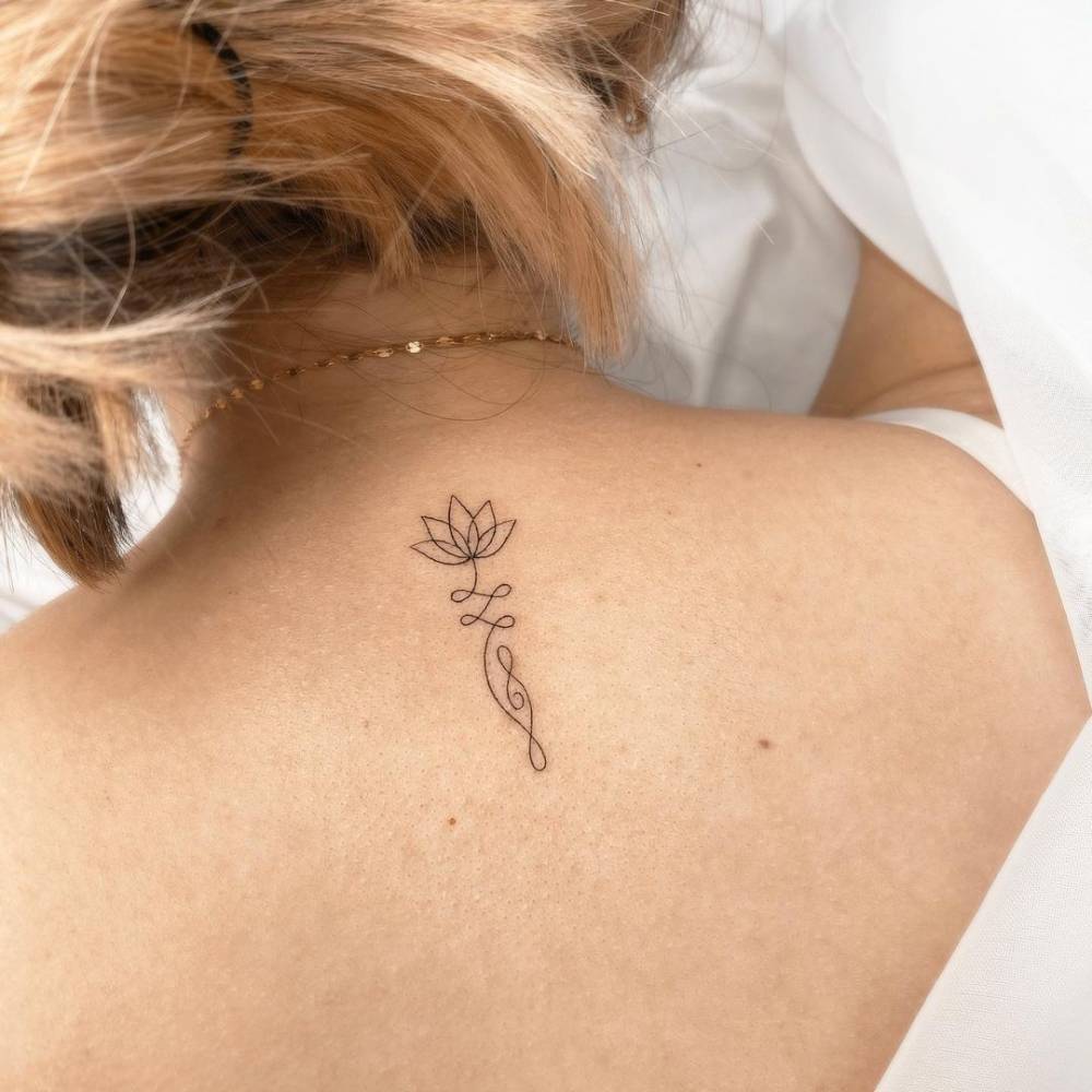 Uvanlig tatovering med lotuskvinne