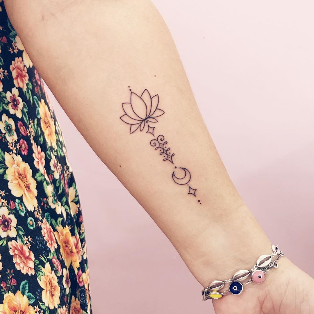 Uvanlig tatovering med lotus og måne