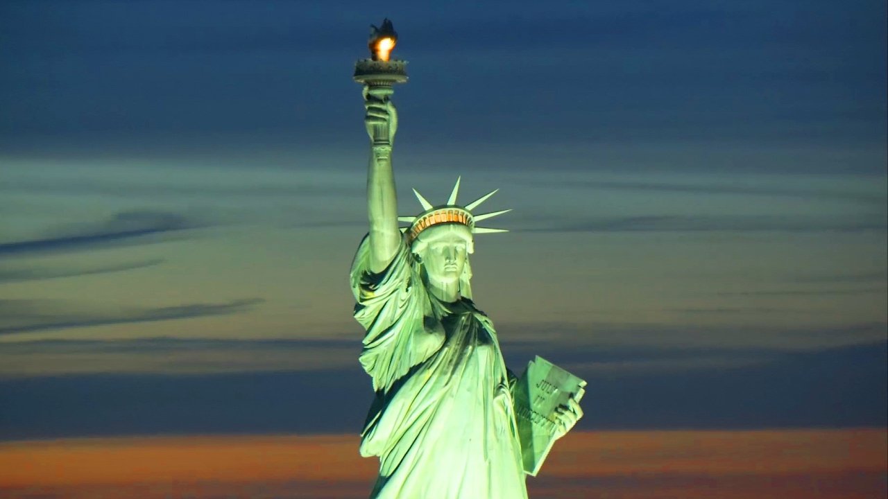 Večer prohlídka sochy svobody v USA