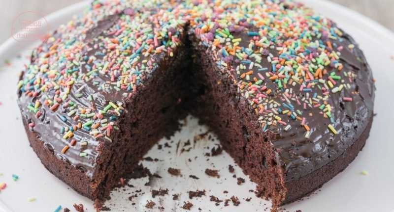 vegan τούρτα γενεθλίων με σοκολάτα