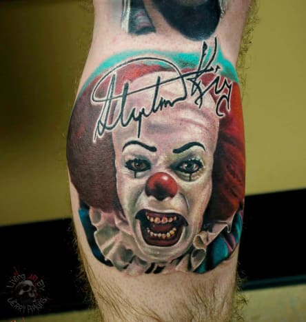 Jerry Pipkins tatuiruotė. Dauguma tatuiruočių įgauna 1990 m. Dviejų dalių „It“ mini serijos „Pennywise“ versiją, kurią vaizduoja Tim Curry. Neseniai buvo paskelbta, kad Curry iš tikrųjų dalyvaus dokumentiniame filme apie jį, kurį prodiusuos „Dead Mouse Productions“.