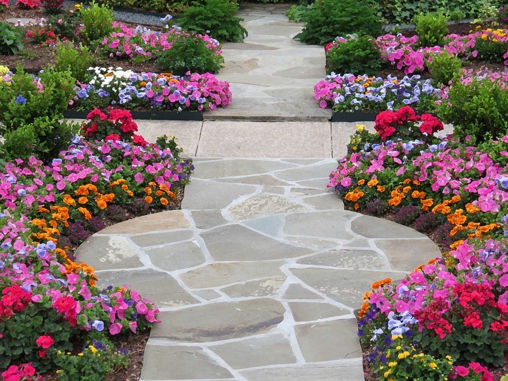 Ο σχεδιασμός του μπροστινού κήπου: Ο διακοσμητικός κήπος δημιουργεί μια σαφή συμμετρία και δίνει πολύχρωμες πινελιές.