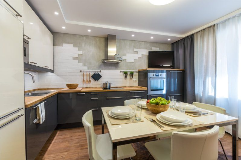 Modern bir mutfağın iç kısmındaki parlak mutfak