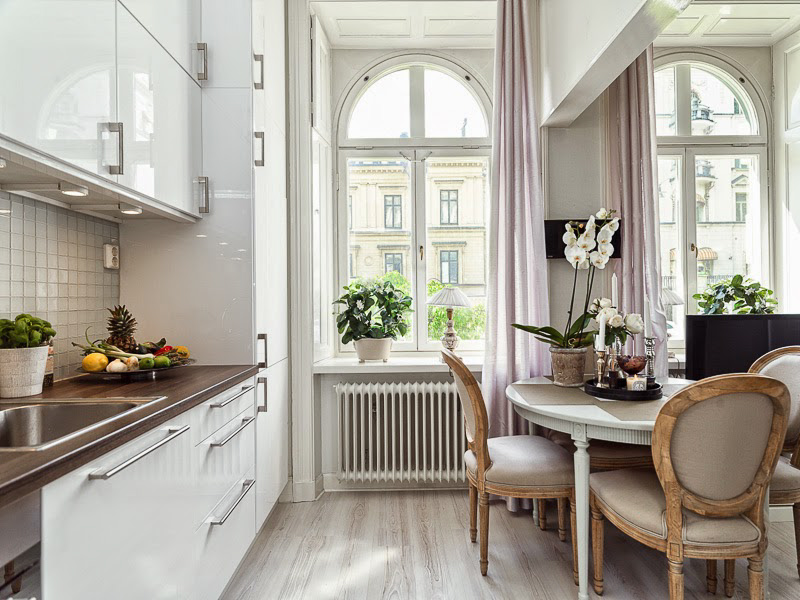 Beyaz parlak neoklasik mutfak