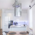 Yüksek teknoloji ürünü beyaz parlak mutfak