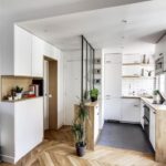 Kombinuotos grindys - plytelės su parketu virtuvėje kartu su prieškambariu