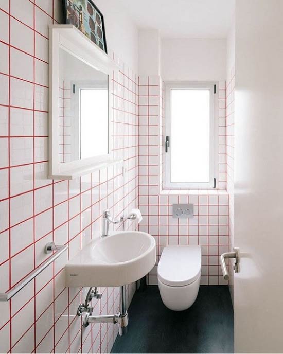 Tuvalette kırmızı dikişler ve beyaz fayanslar